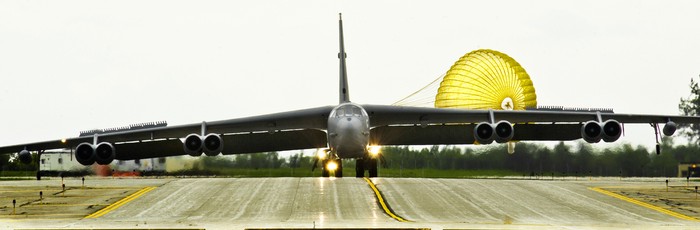 Pháo đài bay B-52H Stratofortress của Không quân Mỹ hạ cánh an toàn xuống sân bay của căn cứ không quân Minot, bang Nevada ngày 20/6/2013.